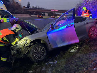 Na dálnici D11 zasahovali středočeští a pražští hasiči u dopravní nehody dvou osobních automobilů.