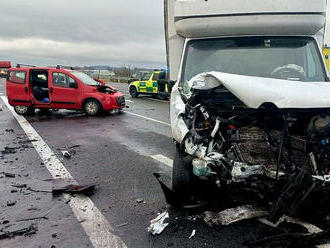 Na obchvatu Chýnova se srazily dva osobní automobily, jedna ze zraněných osob musela být vyproštěna…