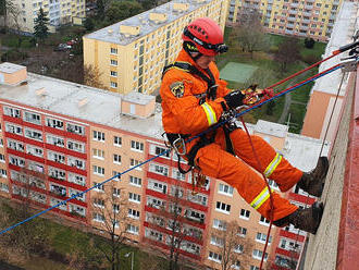 Nejvyšší budova v Kolíně byla dějištěm výcviku lezecké skupiny, hasiči trénovali záchranu osob