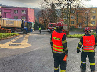 Jednotka ze stanice Děčín a dobrovolná jednotka z Jílového zlikvidovaly únik nafty na vozovku v…