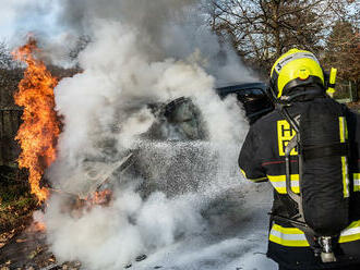 Požár dodávky v Praze 9 hasiči rychle lokalizovali, plameny zasáhly přední část vozu