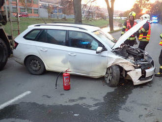 Řidič vozidla tovární značky Škoda Fabia narazil na ulici Nábřeží ve Zlíně do betonové zídky na…