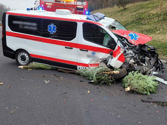 Na dálnici D6 se střetla sanitka s dodávkou, tři lidé byli zraněni