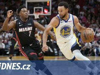 Golden State i přes Curryho desátý triple double padli, prohrál i Brooklyn