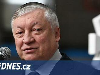 Bývalý šachový velmistr Karpov je v kómatu, našli ho u Dumy v Moskvě