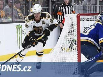 Pastrňák s Krejčím v NHL asistovali u výhry Bostonu nad St. Louis