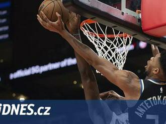 Basketbalisté Atlanty ukončili sérii Milwaukee, trojkou přispěl Krejčí