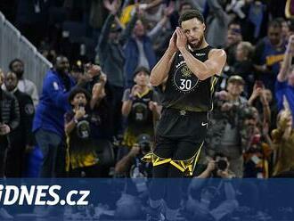 Curry se vyřádil, Lakers padli na dno. Bez Adetokunba prohrál i lídr