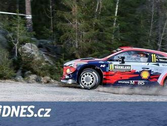 Neuville se v Japonsku ujal vedení, Rovanperä měl ve druhé etapě defekt