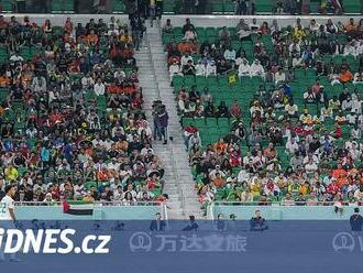 Pětka z počtů, nebo podvod? Katařané hlásí víc diváků, než kolik stadiony pojmou