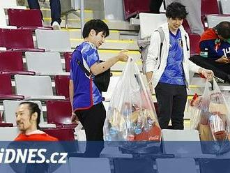 Samurai Blue v akci: japonští fanoušci po výhře opět uklidili tribuny