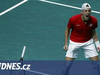 Kanaďané v boji o triumf v Davis Cupu vedou, Shapovalov porazil Kokkinakase