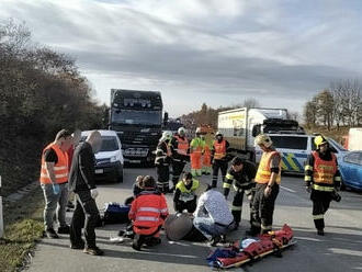 Hasiči vyprostili dvě zraněné osoby po srážce kamionu a dodávky na D35 u Daskabátu