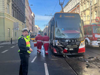 Po střetu nákladního vozu s tramvají na Praze 2 byl zastaven provoz