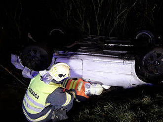 Českolipští profesionální a dobrovolní hasiči zasahovali u dopravní nehody osobního automobilu v…