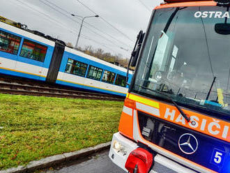 Ostravští hasiči nakolejovali tramvaj na Hranečníku pomocí jeřábu