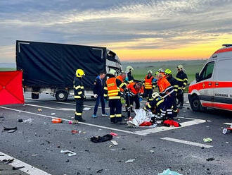 Na novém obchvatu Slaného došlo k vážné nehodě nákladního vozidla, dodávky a osobního automobilu