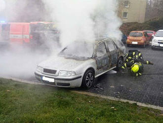 Hasiči ze stanice v Ústí nad Labem zasahují u požáru osobního automobilu v Mojžíři.