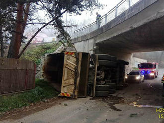 Ve Stříbře, v Sokolské ulici, se po nárazu do podjezdu silnice 605 převrátilo nákladní auto. Při…