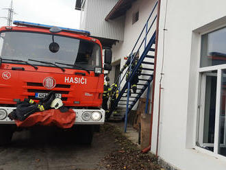 Tři jednotky hasičů zlikvidovaly rychle požár v prostoru dílny v objektu v ulici Nádražní v Novém…