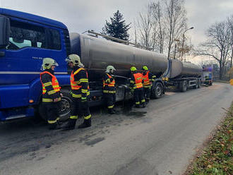 Jednotky HZS Trutnov a JSDH Úpice zasahovaly dnes u Velkých Svatoňovic u nehody nákladního vozu s…