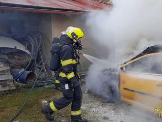 Ve Strašíně likvidují hasiči požár osobního automobilu. Příčina a výše škody jsou v šetření.