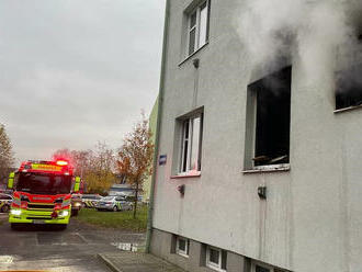 Při požáru bytu v Ostravě-Vítkovicích hasiči evakuovali deset osob, plameny ho zničily celý