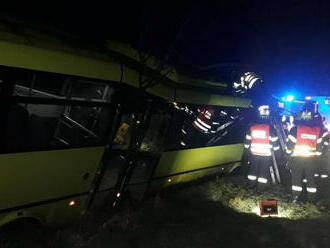 Profesionální jednotky ze stanic Beroun a Řevnice zasahovaly u dopravní nehody autobusu, který sjel…