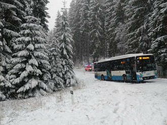 U Horní Blatné zasahují hasiči ze tří jednotek u dopravní nehody autobusu, zadními koly se dostal…