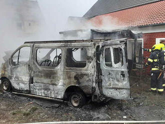 Tři jednotky vyjely k požáru dodávky a pergoly v Moravěvsi na Mostecku. Při příjezdu na místo byl…