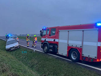 V Hrochově Týnci hasiči odstraňovali následky kolize řidičky, která se měla pravděpodobně vyhýbat…