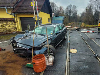 Při nehodě na železničním přejezdu v Kunčicích pod Ondřejníkem byli zraněni dva lidé