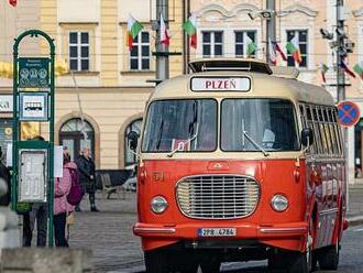 Babička tramvaj a děda autobus. Veterány městské dopravy zase vezly lidi Plzní