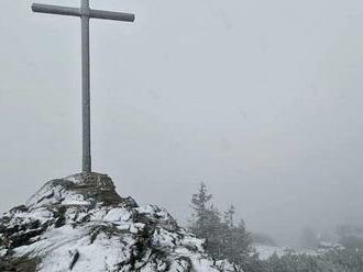 Na hřebeny Šumavy se vrátila zima, sníh hlásí Javor, Boubín i Blatný vrch