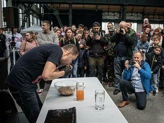 Kuřecí pařáty k obědu. Ostrava viděla světový rekord, Extrem Food Festival bavil