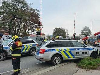 V Bubenské ulici havarovali policisté. Porazili závoru na přejezdu