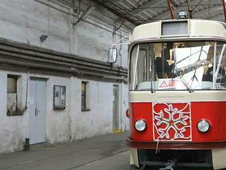 Vánoční tramvaj opět vyrazí do brněnských ulic: Podívejte se, jak ji zdobí