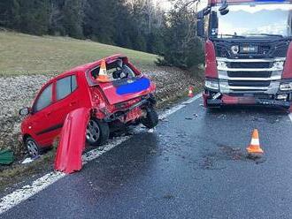 Auto na zledovatělé silnici dostalo smyk a vjelo pod kamion. Řidič zemřel