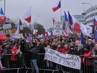 Policie se zabývá napadením novináře účastníky protestu proti vládě