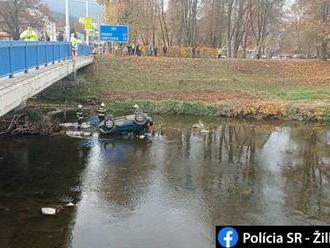 HROZIVÝ pohľad: Auto s dôchodkyňou padlo z mosta a skončilo na streche! Ako je na tom ONA?