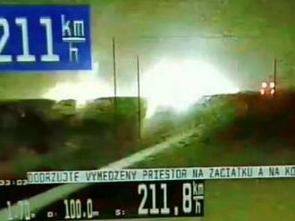 VIDEO: Neuveriteľný DRZÁŇ! Vysmial sa polícii a rútil sa po diaľnici 211 km/h