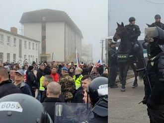 PROTEST pred stanovým mestečkom s migrantmi: V akcii ťažkoodenci aj jazdecká polícia!