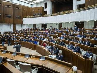 PRIESKUM: Kým vládne strany strácajú DYCH, do parlamentu by sa dostal NOVÁČIK!