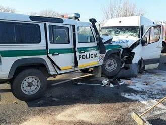 Čelná zrážka dodávky s policajným autom: Z miesta hlásia niekoľko ZRANENÝCH!