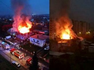 FOTO: Veľký požiar na sídlisku: Deti KRIČALI o pomoc na balkóne, vedľa nich ŠĽAHALI plamene!