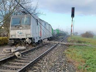 NEHODA vlaku prerušila železničnú dopravu: Vykoľajil sa rušeň aj niekoľko vozňov