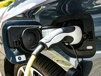 S plug-in hybridem do centra s vybitou baterií? Máte smůlu, auto zastaví. I to je Euro 7