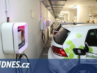 Banka na vlastní peníze zkouší, jak přepřáhnout na elektropohon