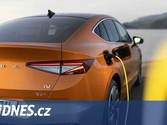 Brzy po roce 2030 v Česku převládnou v prodejích elektroauta, tuší Škoda