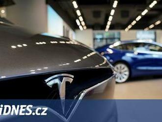 Splašená Tesla se řítila městem. Tři lidé zemřeli